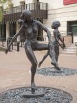 Statue in bronzo vicino all'Herberger Theater Center di Phoenix, Arizona. Si tratta di uno spazio per spettacoli artistici - © tishomir / Shutterstock.com