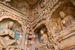 Statue nelle grotte di Yungang a Datong, Cina. Questo antico tempio buddhista che risale al V° e VI° secolo ospita al suo interno più di 51 mila sculture - © corlaffra / ...