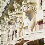 Statue sulla facciata di un'antica casa nel centro di Brno, Repubblica Ceca - © 282253052 / Shutterstock.com