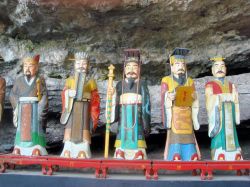 Statuette colorate in un tempio taoista nella città vecchia di Qingdao, Cina.

