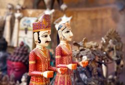 Statuine in legno colorato nel mercato di Jaisalmer, India.
