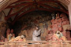 Statuine rinascimentali rappresentano il monte degli ulivi a Obernai, Francia - © 115211809 / Shutterstock.com