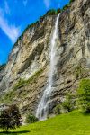 Staubbach la cascata alta 300 m alle porte di Lauterbrunnen in Svizzera