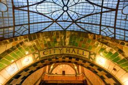 La stazione abbandonata a New Yor City: la City Hall Subway Station (City Hall Loop) a Manhattan sualla linea IRT Lexington Avenue  - © Felix Lipov / Shutterstock.com