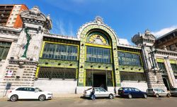 La stazione dei treni (Estación de Abando Indalecio Prieto) di Bilbao (Paesi Baschi, Spagna) con la sua caratteristica architettura in stile classicista fu inaugurata nel 1948 - ...