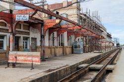 La stazione di Camagüey durante i lavori di restauro dell'edificio. Esiste una linea ferroviaria a Cuba che percorre in senso longitudinale tutta l'isola - © Matyas Rehak / ...