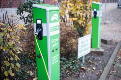 Stazione di ricarica per auto elettriche in una strada di Dortmund, Germania - © Paparacy / Shutterstock.com