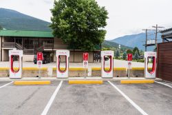Stazione di ricarica Tesla a Parking Lot, Revelstoke (Canada). Tesla è un marchio americano automotive specializzato in auto elettriche - © Albert Pego / Shutterstock.com