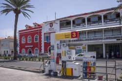 Una stazione di rifornimento sul lungomare di Mindelo, capoluogo dell'isola di Sao Vicente (Capo Verde)  - © Salvador Aznar / Shutterstock.com
