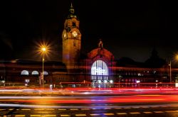 La stazione principale di Wiesbaden di notte, Germania. Con circa 40/50 mila viaggiatori al giorno è la seconda più trafficata dell'Assia - © PT-lens / Shutterstock.com ...