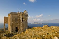 Stazione radio dismessa sull'isola di Favignana, Sicilia. L'isola di Marettimo sullo sfondo con, in primo piano, una stazione radio ormai in disuso nel territorio di Favignana - © ...