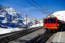 Stazione sulla linea che conduce al celebre Jungfraujoch, il ghiacciaio del Jungfrau la montagna più alta del bernese