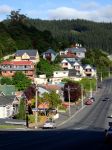 Scorcio di una strada ripida nella città di Dunedin, Nuova Zelanda. Siamo nella regione di Otago, nell'Isola del Sud, la più grande delle due maggiori isole che compongono ...