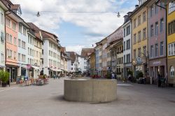 Steinberggasse nel centro della città di Winterthur, Svizzera. La città compare nei documenti storici già nel 1180; a caratterizzarne l'atmosfera è l'aspetto ...