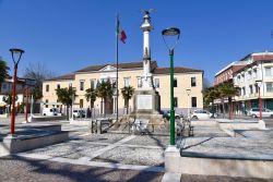Stele commemorativa di fronte al Palazzo Comunale di Abano Terme, provincia di Padova (Veneto)  - © Okunin / Shutterstock.com