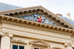 Stemma sopra l'ingresso del Mauritshuis ("Maurice House") a Binnenhof, Den Haag. Questo palazzo progetatto nel XVII° secolo per la famiglia dei reali ospita una vasta collezione ...