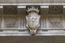 Stemma sopra l'ingresso nel cortile interno del Palazzo Ducale a Pesaro, Marche, Italia. Ora sede della Prefettura, l'edificio fu fatto costruire da Alessandro Sforza nella seconda metà ...