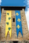 Stendardi su un'ala del palazzo dei Re di Navarra a Olite, Spagna.

