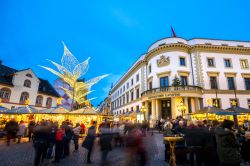 Sternschnuppenmarkt, il suggestivo mercato di Natale a Wiesbaden, Germania, fotografato di sera.

