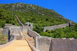 Ston (Penisola di Peljesac), Croazia: le mura difensive della città sono intervallate da 41 torri di cui 31 quadrangolari e le rimanenti 10 a forma circolare.
