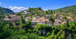 La storica capitale del regno di Bosnia, Jajce, immersa nella natura (Bosnia e Erzegovina).



