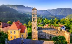 La storica chiesa di Santa Maria e la torre di San Luca a Jajce, Bosnia e Erzegovina, con la luce della mattina.

