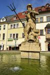 Storica fontana nella Piazza del Mercato di Weimar, Germania, con la statua di Nettuno. Sullo sfondo, edifici e attività commerciali - © Alizada Studios / Shutterstock.com