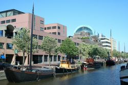 Storici mercantili ormeggiati nel Nieuwe Kanaal a Emmakade, Leeuwarden, Paesi Bassi - © Joop Hoek / Shutterstock.com