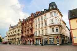 Uno storico edificio in Schlossplatz square a Wiesbaden, Germania. Siamo nella piazza principale della città dove si affacciano alcuni dei monumenti più importanti di Wiesbaden ...