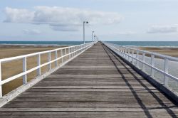 Veduta dello storico molo Urangan lungo 868 metri a Hervey Bay, Queensland, Australia. Situata a circa 300 km da Brisbane, questa località rappresenta uno dei posti migliori di tutto ...