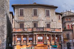 Uno storico palazzo nel centro di Narni in Umbria - © Mi.Ti. / Shutterstock.com