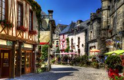 La Bretagna francese deve la sua risonanza mondiale allo splendido coacervo di cittadine e paesi rurali che la adornano tenendo alto l’indice di qualità abitativa rilevata in una ...