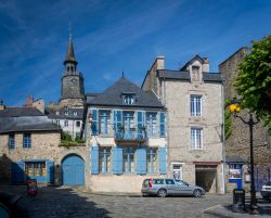 Strada acciottolata con palazzi antichi nel centro storico di Dinan, Bretagna, Francia. Siamo nel dipartimento della Cotes-d'Armor: Dinan è famosa per il suo castello, il porto e ...