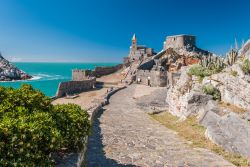 La strada acciottolata che conduce alla chiesa di San Pietro, Porto Venere, Liguria. Il nucleo originale di questo edificio religioso a picco sul mare risale al XII° secolo.
