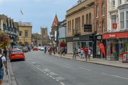 Strada nel centro di Stratford-upon-Avon, Inghilterra - Una delle vie che caratterizzano il cuore di questa storica cittadina della Gran Bretagna © Steve Buckley / Shutterstock.com 