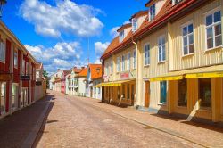 La cittadina di Vimmerby, in Svezia, conta circa 8000 abitanti e vanta un notevole afflusso di turisti soprattutto nei mesi estivi, quando è aperto il parco divertimenti Astrid Lindgren's ...