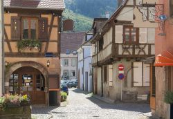 Una strada del centro di Kaysersberg (Alsazia). Le prime notizie certe dell'esistenza di questa località risalgono al 1227 - foto © PRILL / Shutterstock.com