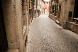 Una strada del centro storico di Asolo, cittadina di quasi 10.000 abitanti nella provincia di Treviso.