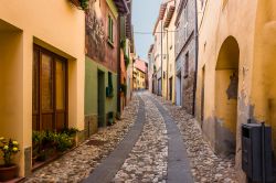 Un suggestivo scorcio del centro storico di Dozza dove passeggiare fra le vie più nascoste è come sfogliare un grande libro d'arte contemporanea con i muri delle case che sembrano ...