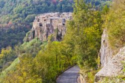 Strada che conduce al borgo di Calcata nel Lazio.