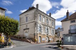 Strada con il Municipio nel centro di Cormatin, Francia. La graziosa cittadina situata nel dipartimento Saone-et-Loire è famosa per il suo castello sull'acqua  - © Rolf ...