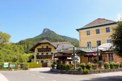 Una strada con ristorante a Fuschl am See, Austria. Passeggiando per questa piccola località alpina se ne scoprono gli angoli più pittoreschi - © Anastasia Petrova / Shutterstock.com ...