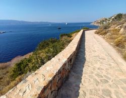 Sull'isola di Hydra (Grecia) ci si sposta solo a piedi. Qui siamo sulla strada costiera a ovest del porto.
