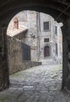 Strada del centro di Bolsena, Italia. Una graziosa viuzza dal pavimento in ciottoli attraversa il centro storico della città laziale - © Claudio Giovanni Colombo / Shutterstock.com
 ...