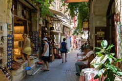 Strada del centro di Chania con turisti e negozi di souvenir, isola di Creta - © Vladimirs1984 / Shutterstock.com 
