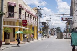 Una strada del centro di Guantánamo (Cuba) durante una giornata di sole - © Roberto Lusso / Shutterstock.com