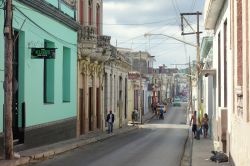 Una strada nel centro di Matanzas, città di 150.000 abitanti sulla costa atlantica di Cuba - © ValeStock / Shutterstock.com
