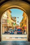 Strada del centro storico di Castel San Pietro Terme fotografata dall'arco della Torre dell'Orologio
