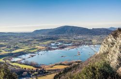 Strada del Franciacorta: panorama dela pianura e le montagne in provincia di Brescia, Lombardia