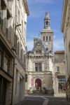Strada dello shopping nel centro di Niort, Francia. Sullo sfondo, una chiesa medievale. Il centro storico della città assomiglia a un'isola - © pixinoo / Shutterstock.com